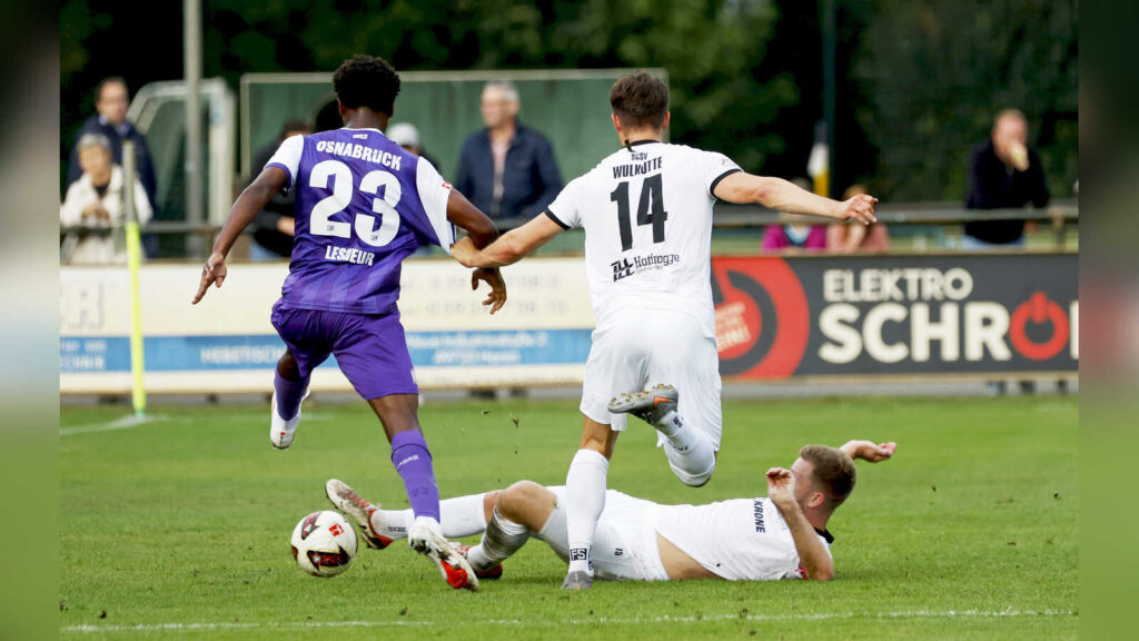 Jan-Luca Ahillen und Jan Wulkotte vom SC Spelle-Venhaus im Testspiel gegen den VfL Osnabrueck