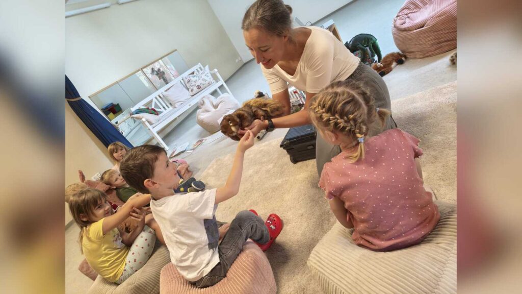 Andrea Reitmeyer stellt im Kinnerhuus an d'Markt in Wiesmoor den Kindern das Eichhörnchen Ida vor.
