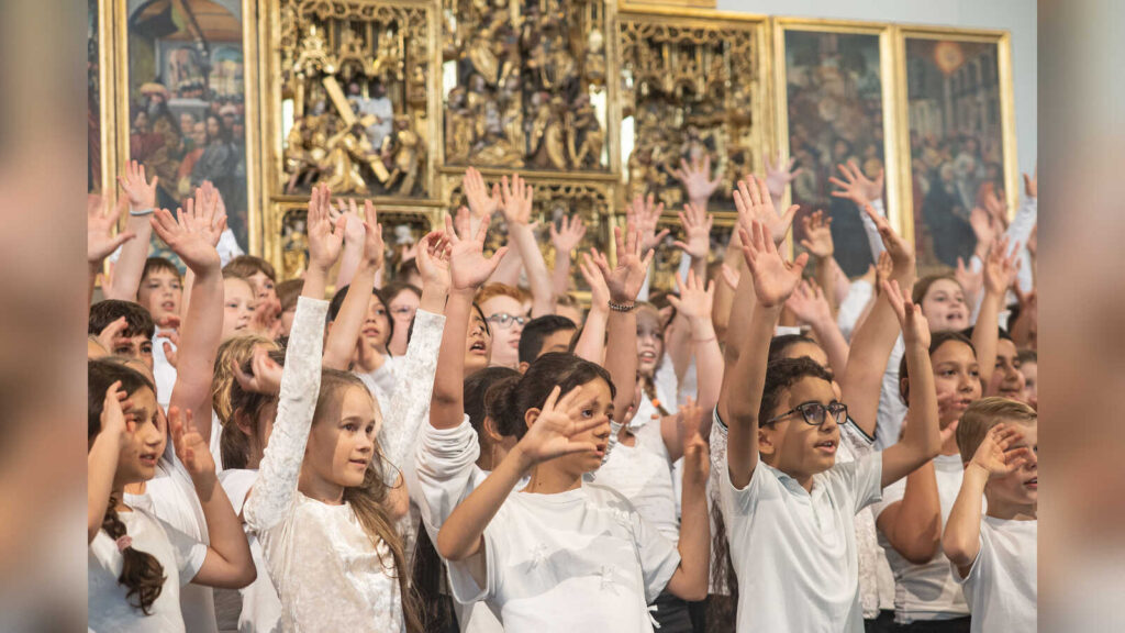 Kinder und Jugendliche musizieren beim SingBach-Projekt der Ostfriesischen Landschaft