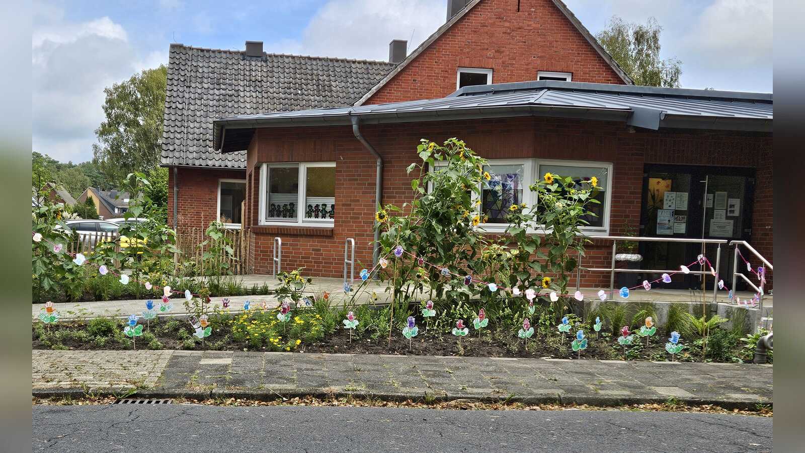 Besucherinnen und Besucher entdecken den Spielplatz der Kita Kunterbunt in Lingen
