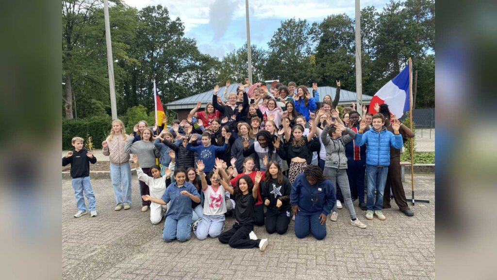 Gruppenbild der jungen Musikerinnen und Musiker aus Elbeuf-sur-Seine mit ihren Lingener Gastgebern