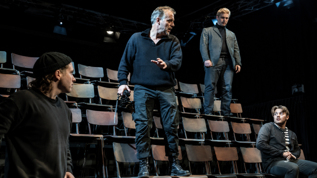 Szenenfoto der Theaterproduktion Das Feuerschiff im Festspielhaus am Wall in Emden