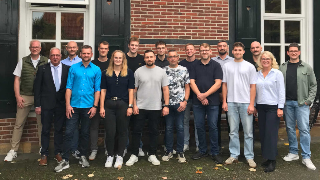 Die Absolventen des Lehrgangs Geprüfte/r Industriemeister/in Metall mit Vorstandsvorsitzendem Lambert Blömers, Koordinatorin Bettina Mundt und den Dozenten Edgar Züwerink und Florian Paul