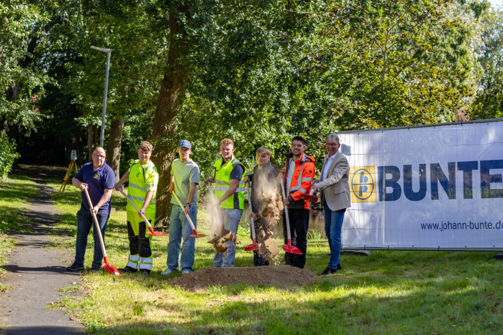 Auszubildende der Firma Bunte und Vertreter der Stadt Papenburg beim Start der Bauarbeiten am Lüttmannsweg