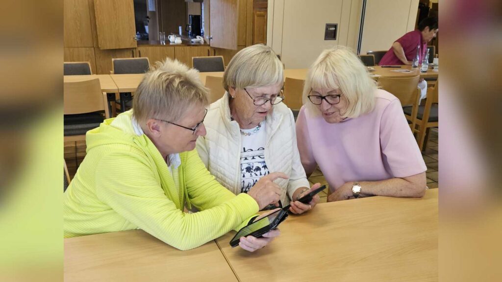 Seniorinnen und Senioren beim Digital-Treff im Dechant-Fabry-Haus in Rheine