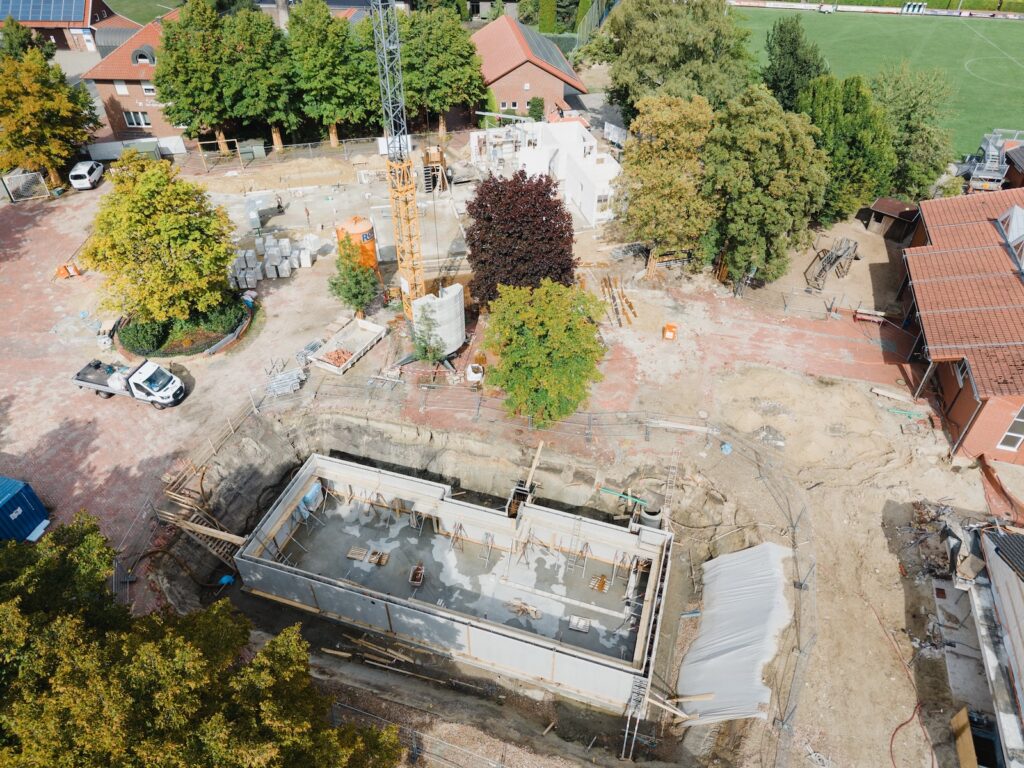 Blick von oben auf die Baustelle am Brockdorfer Dorfplatz