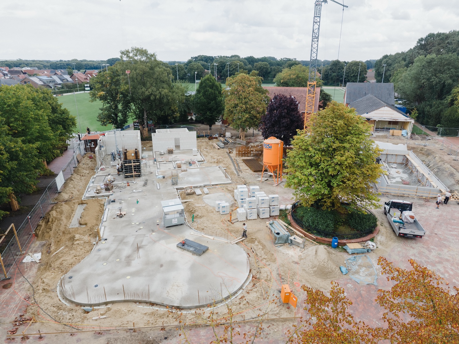Blick von oben auf die Baustelle am Brockdorfer Dorfplatz