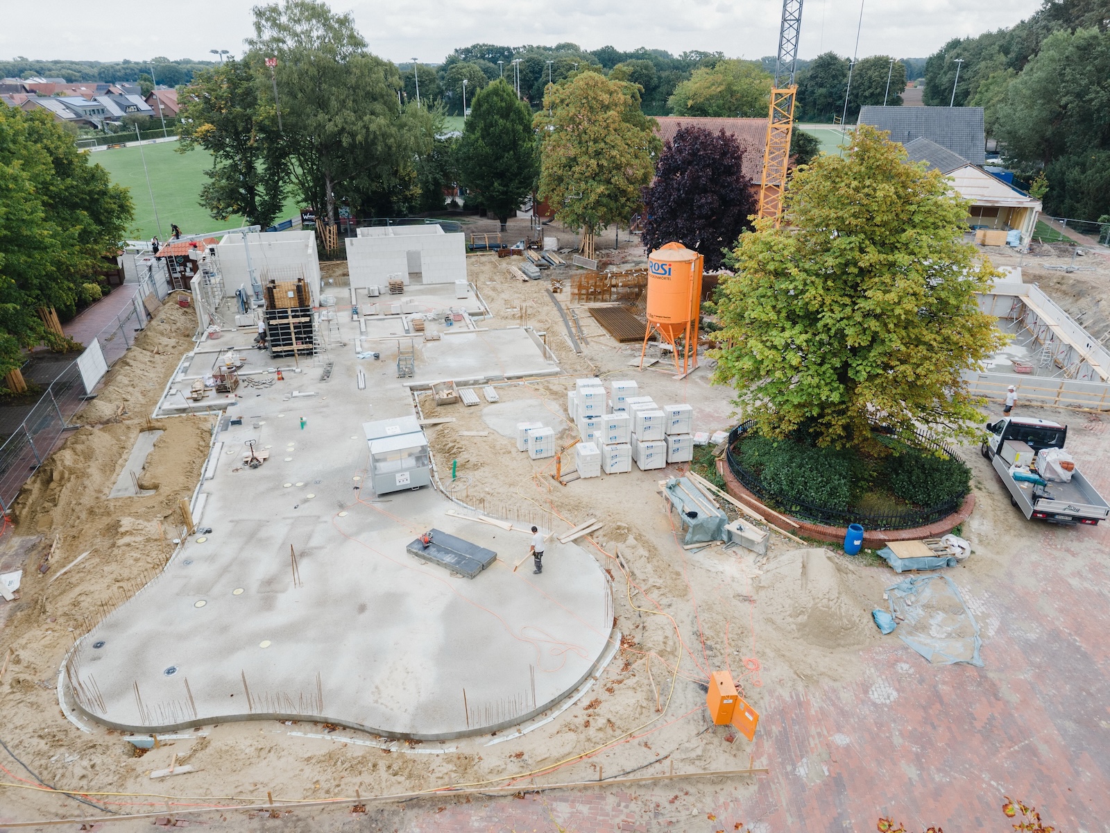 Blick von oben auf die Baustelle am Brockdorfer Dorfplatz