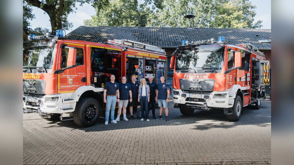 Bürgermeisterin Dr. Henrike Voet mit Einsatzkräften der Feuerwehren Brockdorf und Südlohne vor den neuen HLF 20