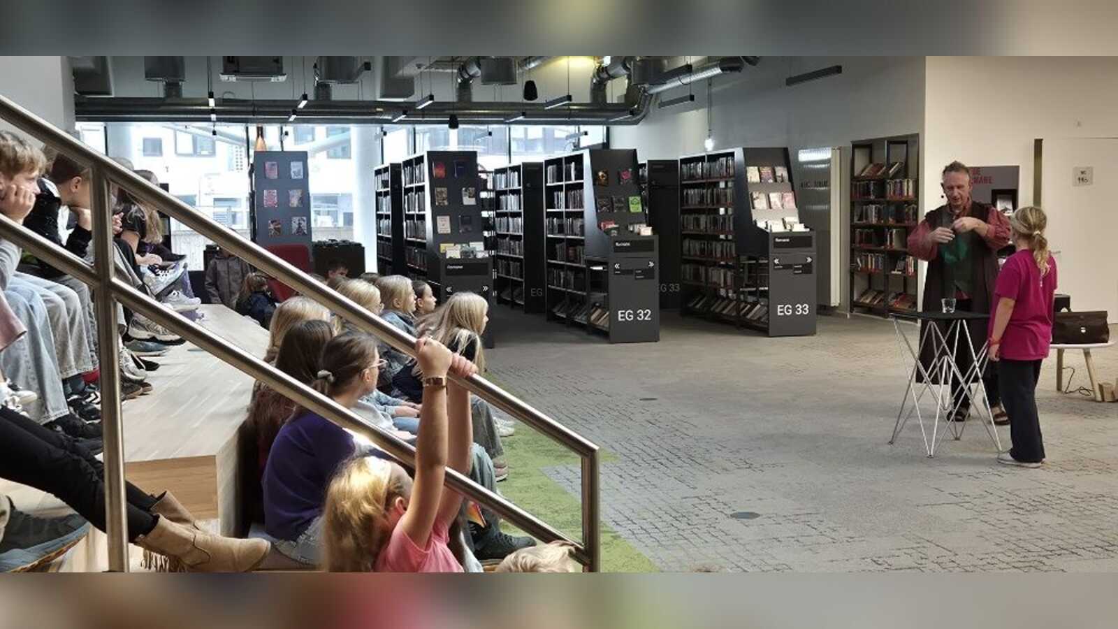 Zauberer Chris Hyde bei der SommerSause zum Abschluss des SommerLeseClubs in Rheine