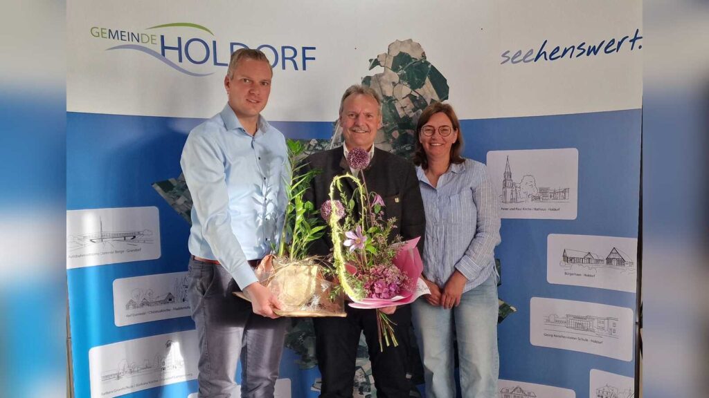 Dennis Vaske und Martina Heil gratulieren Bürgermeister Dr. Wolfgang Krug zur Wiederwahl