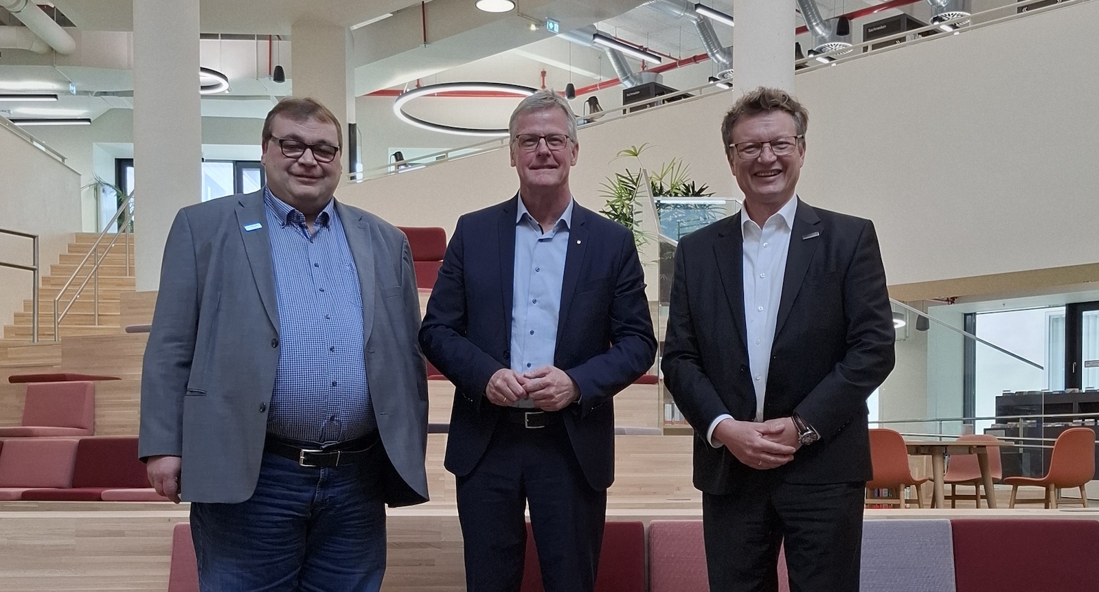 Marcel Tewes, Bürgermeister Dr. Peter Lüttmann und Karsten Schulz im Gespräch über den Bahnstandort Rheine