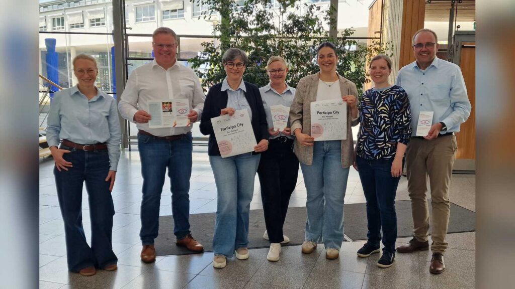 Akteure der Kreisvolkshochschule Vechta und der Universität Vechta stellen das Planspiel Partizipa City im Kreishaus vor