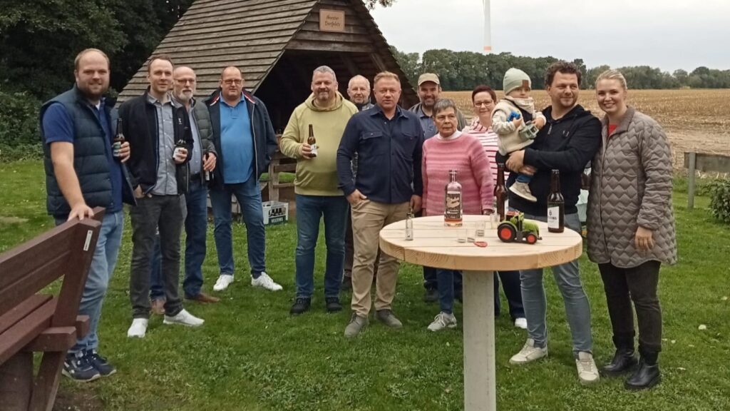 Dorfgemeinschaft Ihorst auf dem Dorfplatz mit den neuen Sitzgarnituren und Stehtischen