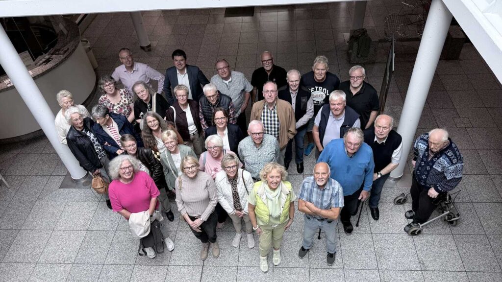 Gruppenfoto der Pensionärinnen und Pensionäre der Stadtverwaltung Gescher mit Bürgermeisterin Anne Kortüm im Foyer des Rathauses, von oben fotografiert