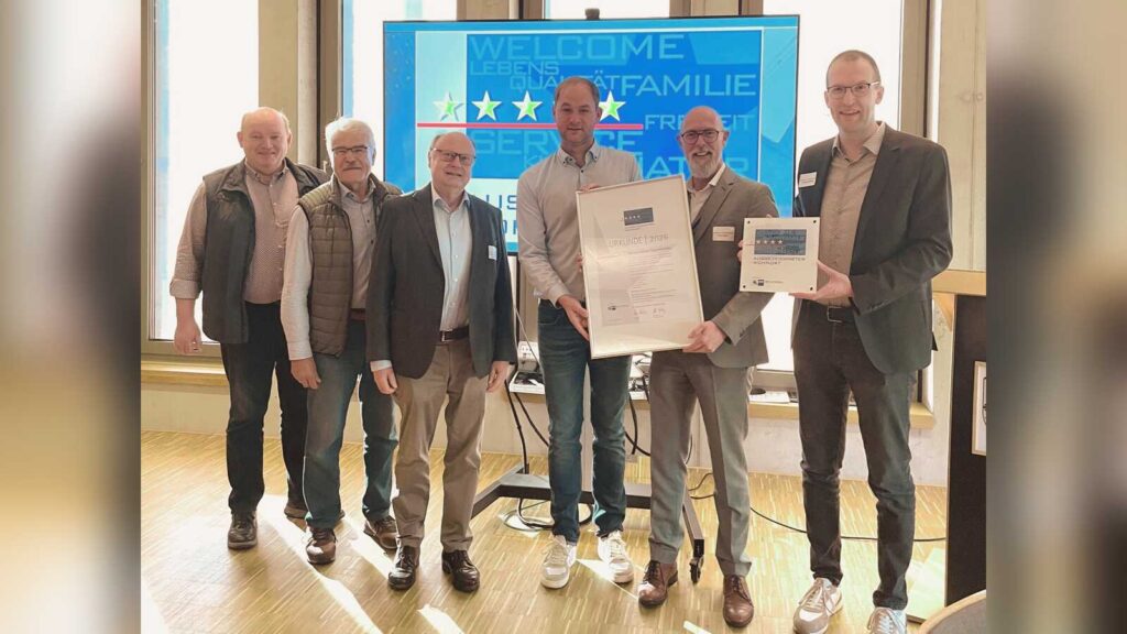 Samtgemeindebürgermeister Christoph Trame nimmt die Auszeichnung „Ausgezeichneter Wohnort für Fachkräfte“ von der IHK entgegen