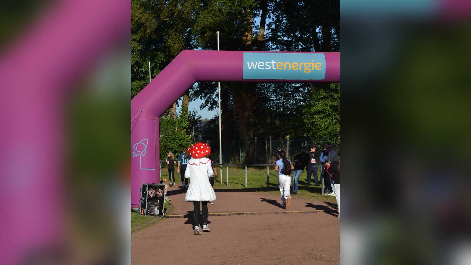 Lehrerinnen und Lehrer laufen beim Distanz Duell in Schöppingen mit, teils kostümiert