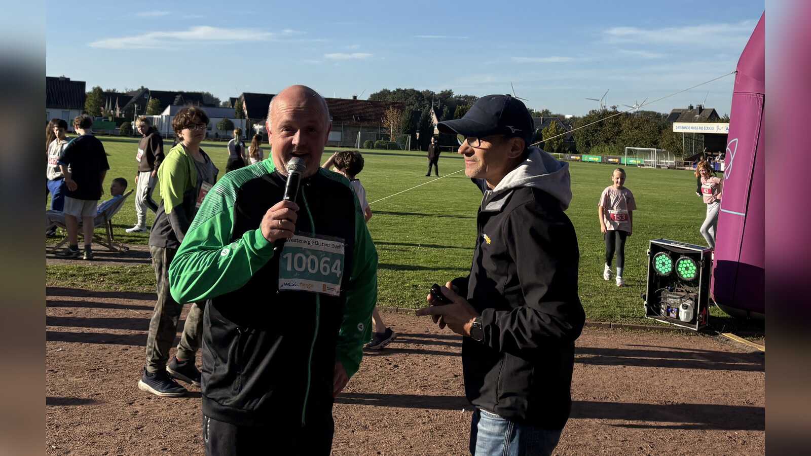 Bürgermeister Christoph Giesel und Moderator Marc Böhme bedanken sich bei den Schülerinnen und Schülern in Schöppingen