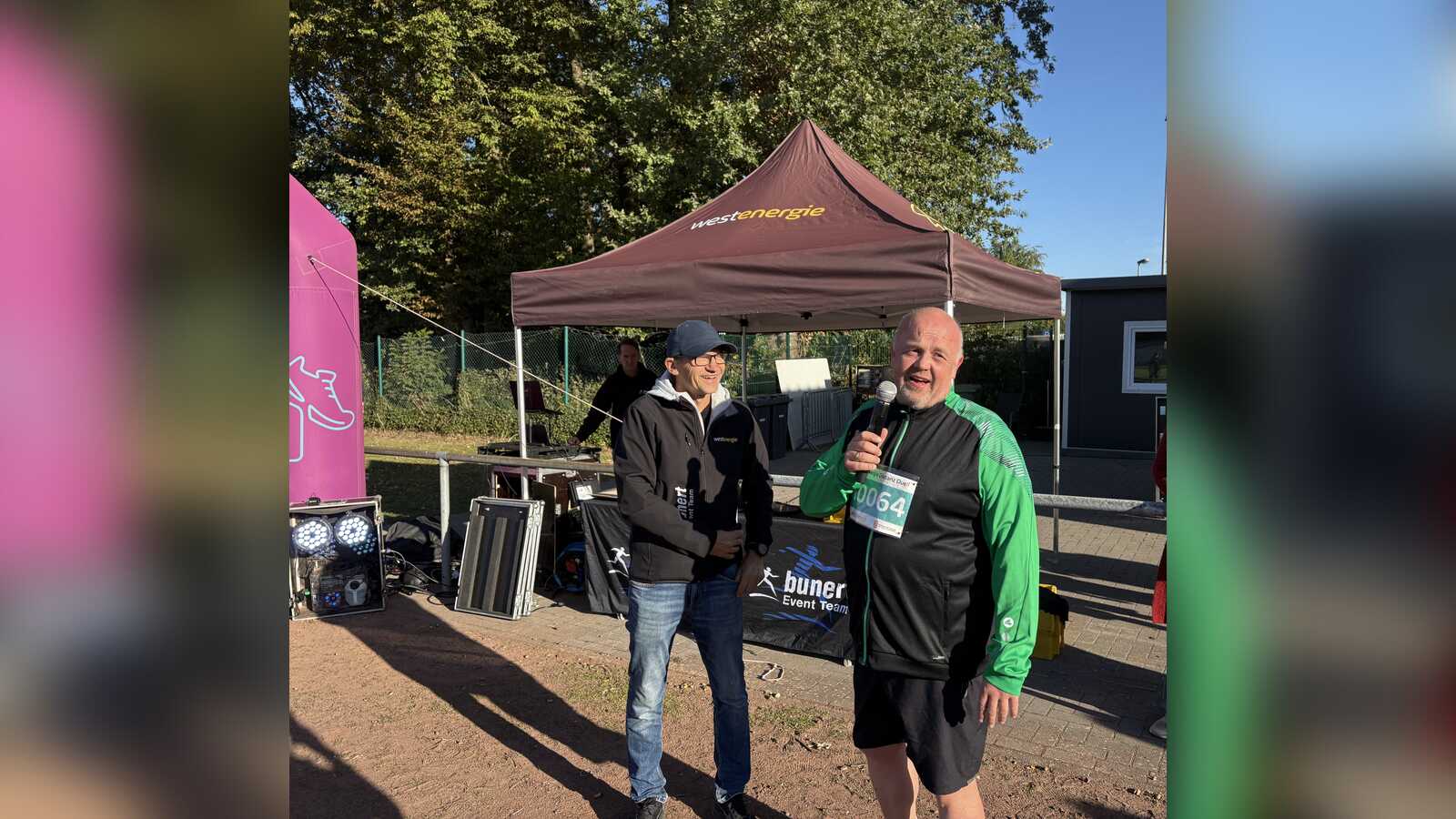 Bürgermeister Christoph Giesel mit Moderator Marc Böhme beim Distanz Duell in Schöppingen