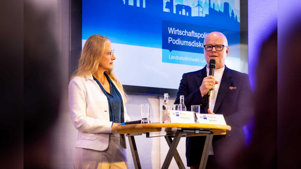 Die Landratskandidaten Anna Kebschull und Thomas Spieker bei der IHK-Podiumsdiskussion
