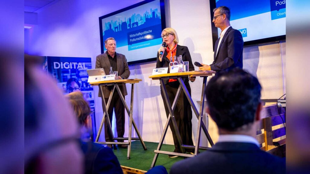 Moderator Ludger Abeln befragt Katharina Pötter und Volker Bajus auf dem Podium