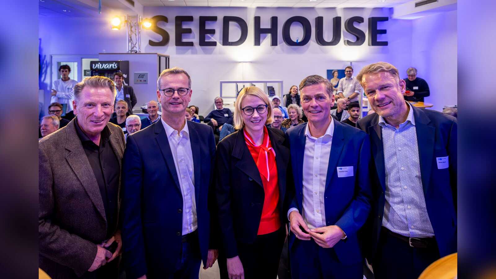 Fünf Personen stehen nebeneinander bei einer Podiumsdiskussion der IHK in Osnabrück