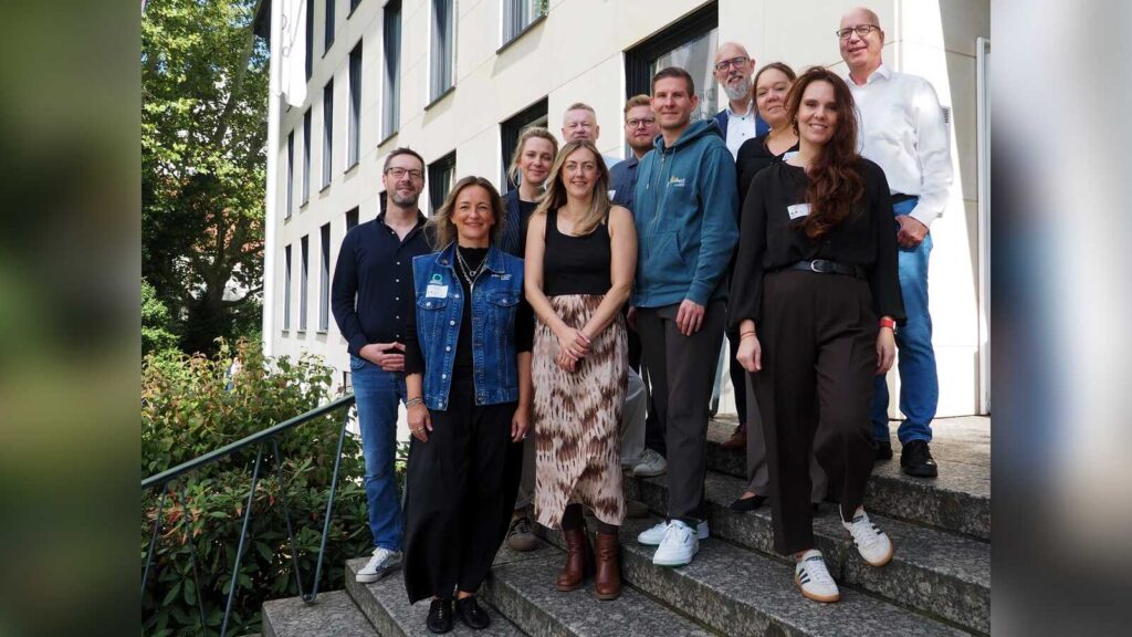 Vertreterinnen und Vertreter der sechs Partnerorganisationen des Fachkräftetags Region Osnabrück 2026 in der IHK