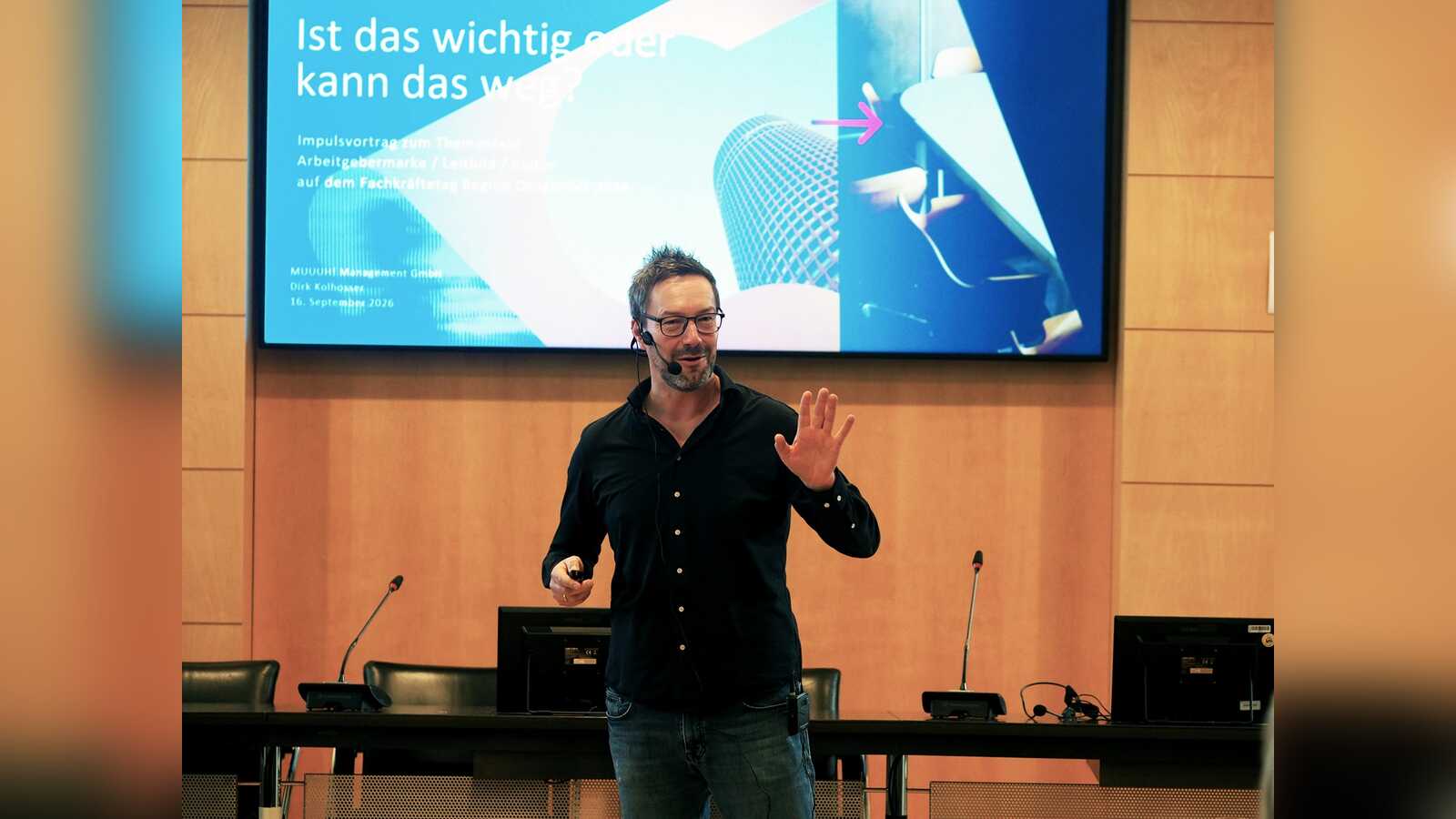 Dirk Kolhosser von der MUUUH! Management GmbH hält beim Fachkräftetag Region Osnabrück 2026 einen Vortrag