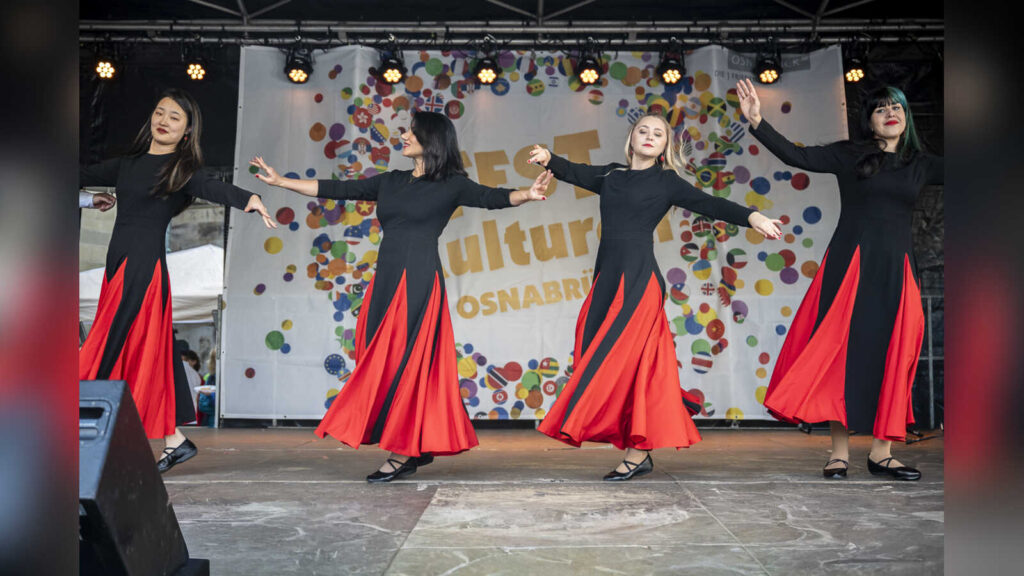 Tänzerinnen in schwarz-roten Kleidern auf der Bühne beim Fest der Kulturen Osnabrück