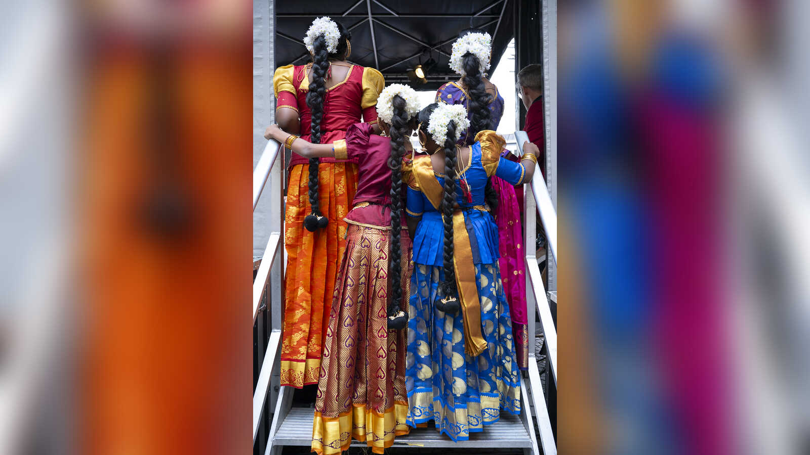 Tänzerinnen in traditionellen tamilischen Gewändern beim Fest der Kulturen Osnabrück