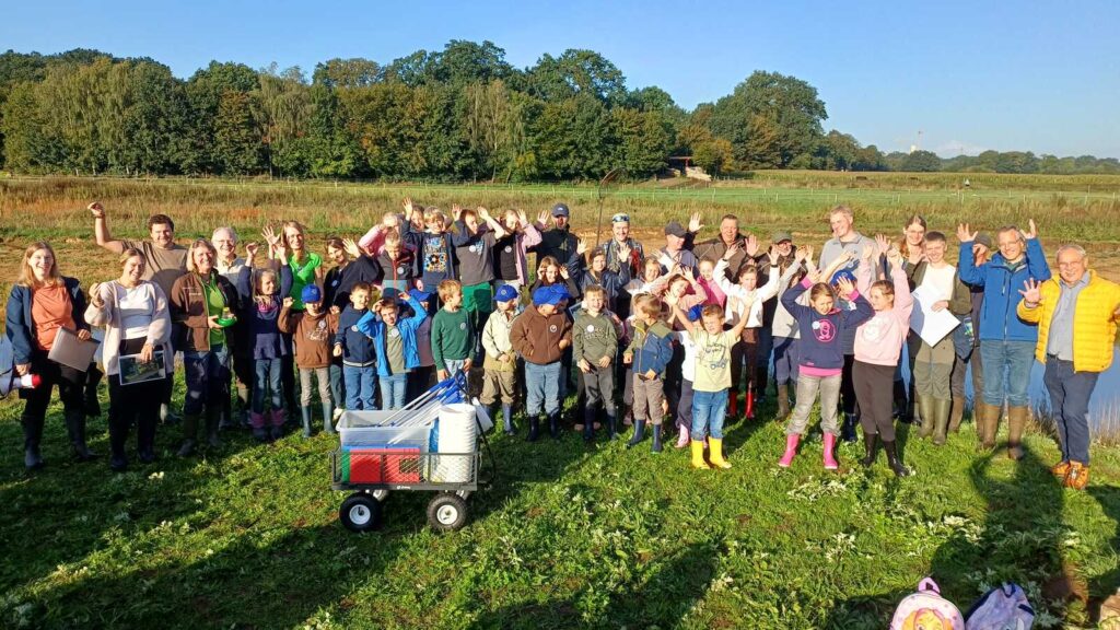 Gruppenbild zur Einweihung des Blauen Klassenzimmers am Bullerbach