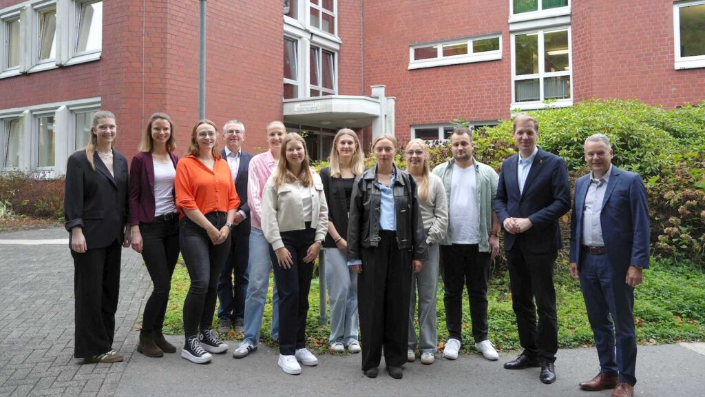 Landrat Dr. Christian Schulze Pellengahr begrüßt neue Studierende und eine Volontärin im Kreis Coesfeld