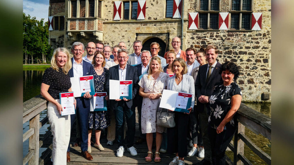 16 Unternehmen unterzeichnen die Charta Ehrenamtsfreundlicher Arbeitgeber auf Burg Vischering in Lüdinghausen
