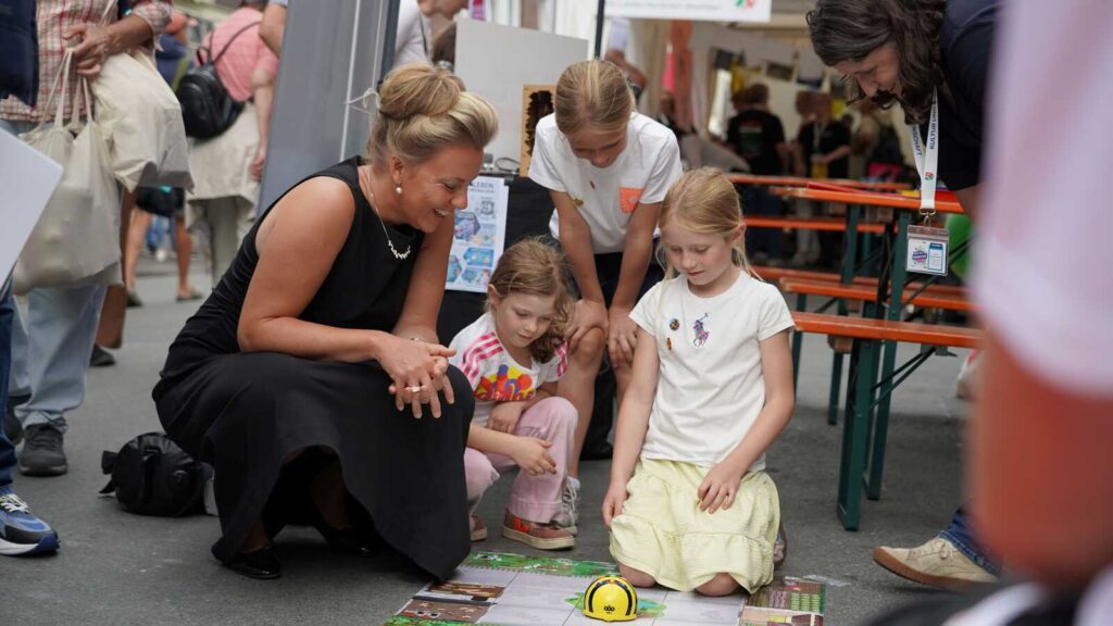 NRW-Kulturministerin Ina Brandes besucht den zdi-Stand des Kreises Coesfeld beim NRW-Tag in Münster
