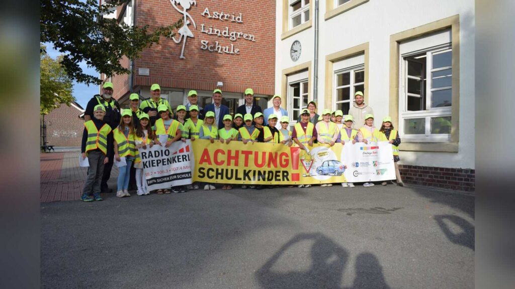 Kinder der Klasse 4c der Astrid-Lindgren-Schule mit Vertretern von RADIO KIEPENKERL, Kreis Coesfeld, Kreispolizeibehörde und Verkehrswacht Coesfeld