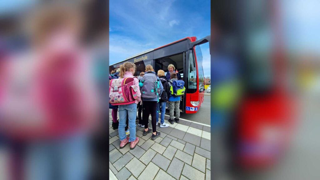 Kinder üben bei einem RVM-Schulbustraining den sicheren Umgang mit dem Bus