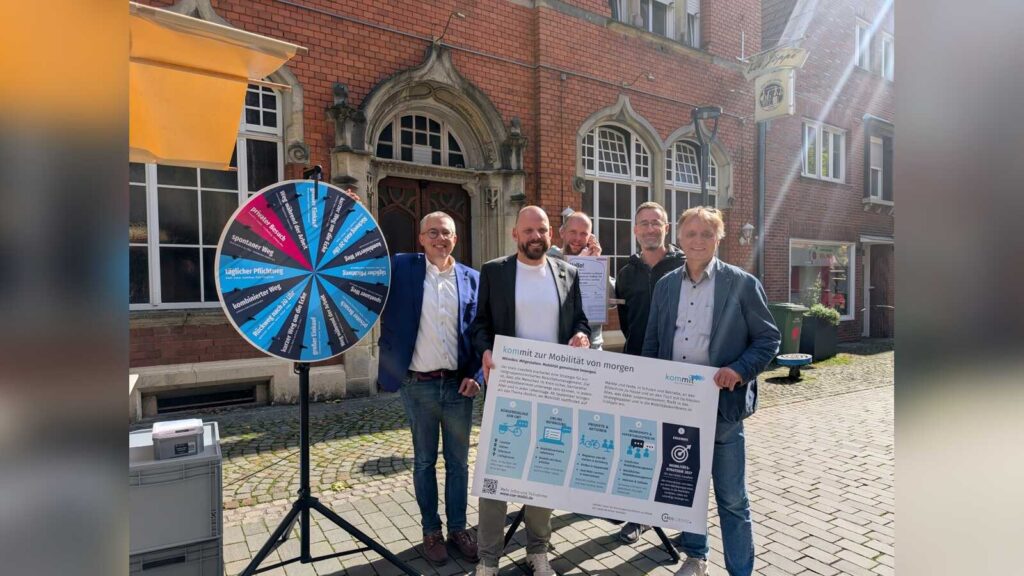 Kreisdirektor Linus Tepe, Bürgermeister Marco Lennertz und weitere Beteiligte am Beteiligungsstand zur Mobilitätsstrategie auf dem Billerbecker Wochenmarkt