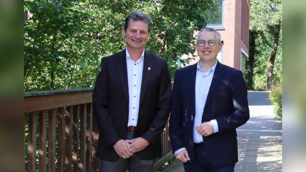 Erster Landesrat Patrick Bürger und Kreisdirektor Dr. Linus Tepe auf dem Kreishauscampus in Coesfeld