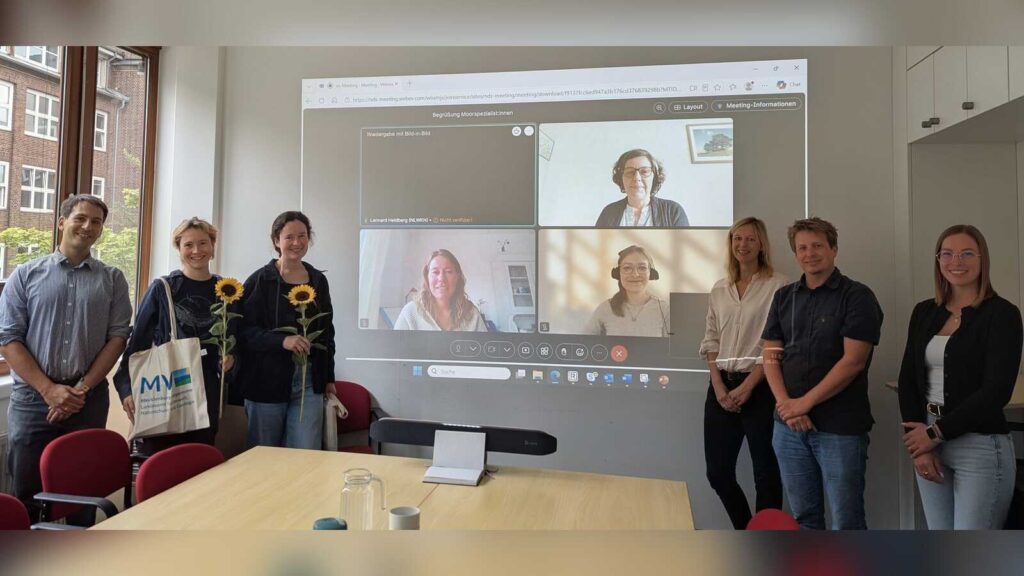 Gruppenfoto zum Start des Moorspezialisten-Programms beim NLWKN mit Vertreterinnen und Vertretern von Umweltministerium, IMS und NLWKN