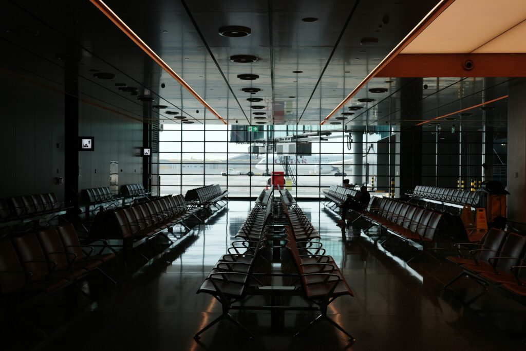 Moderne Airport-Lounge mit Sitzreihen, Symbolbild für Premiumservices bei Flugreisen