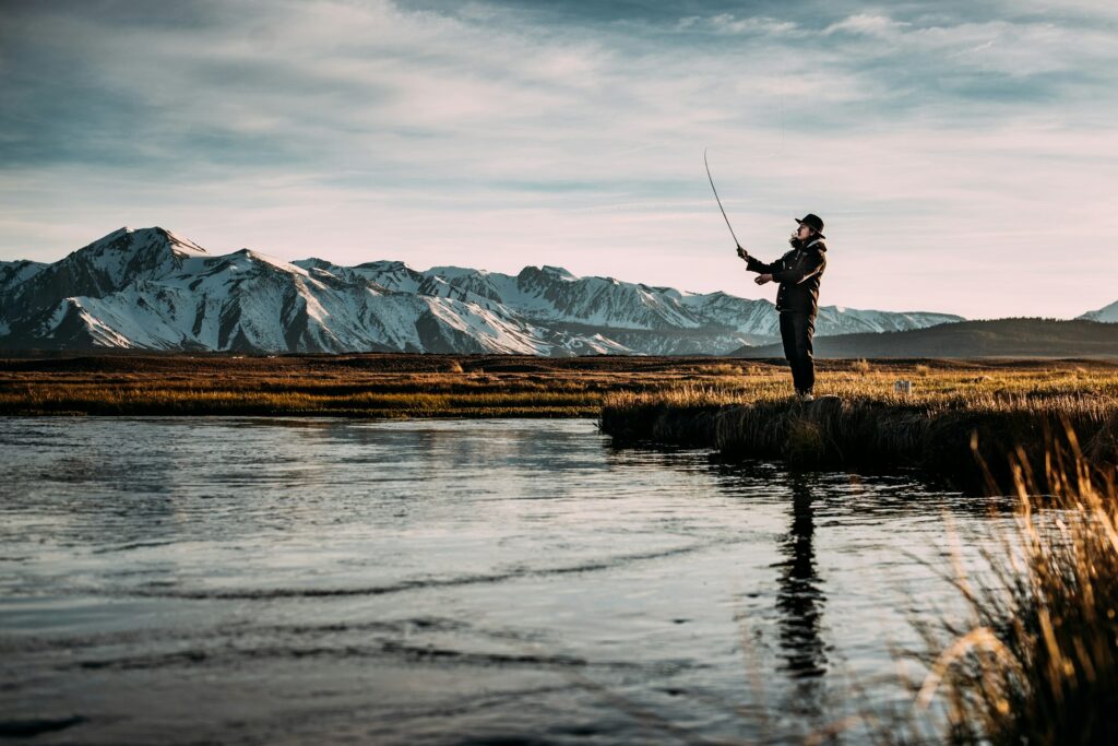 Angler mit Rute an einem Fluss, Symbolbild zum niedersächsischen Fischereigesetz