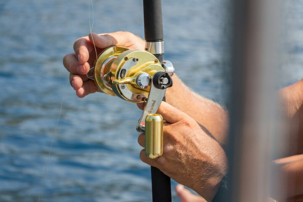 Angler mit Angelrute am Wasser, Symbolbild zur Fischerprüfung im Kreis Coesfeld