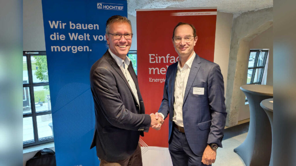 Dr. Joachim von Lukowicz und Daniel Waschow bei der Vereinbarung zur Wärmeversorgung im Lok-Viertel