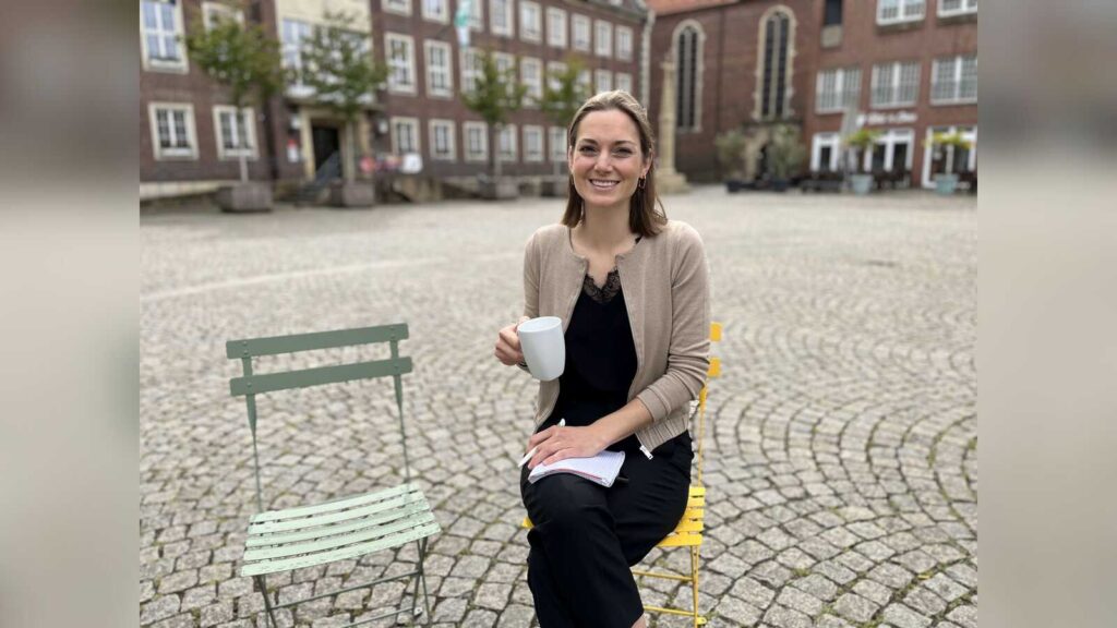 Coesfelds Bürgermeisterin Eliza Diekmann-Cloppenburg auf dem Marktplatz