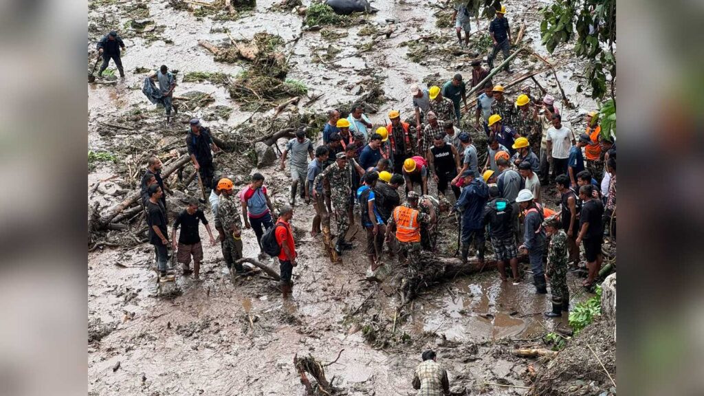 Aufräumarbeiten nach der verheerenden Sturzflut in Nepal