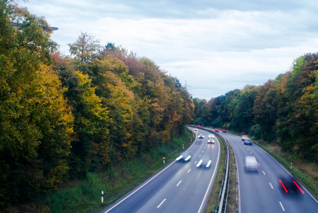Mehrere Autos fahren auf einer mehrspurigen Straße