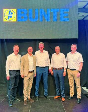 Fünf Männer bei der Einweihung des neuen BUNTE-Standorts in Salzbergen