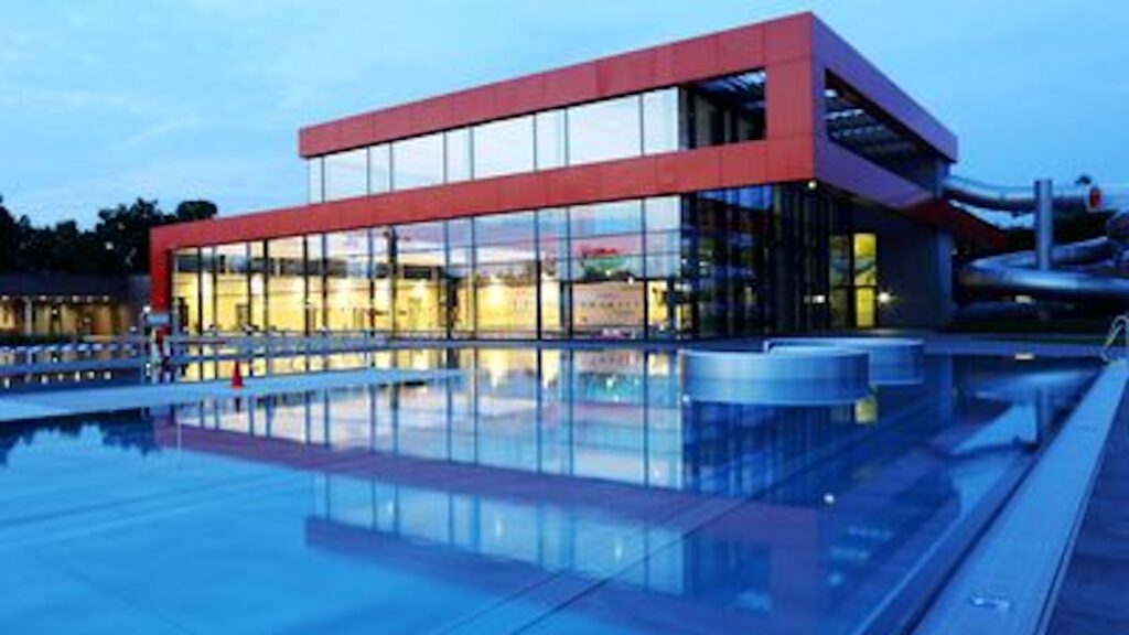 Außenansicht des Freibads im Familien- und Wohlfühlbad De Baalje in Aurich