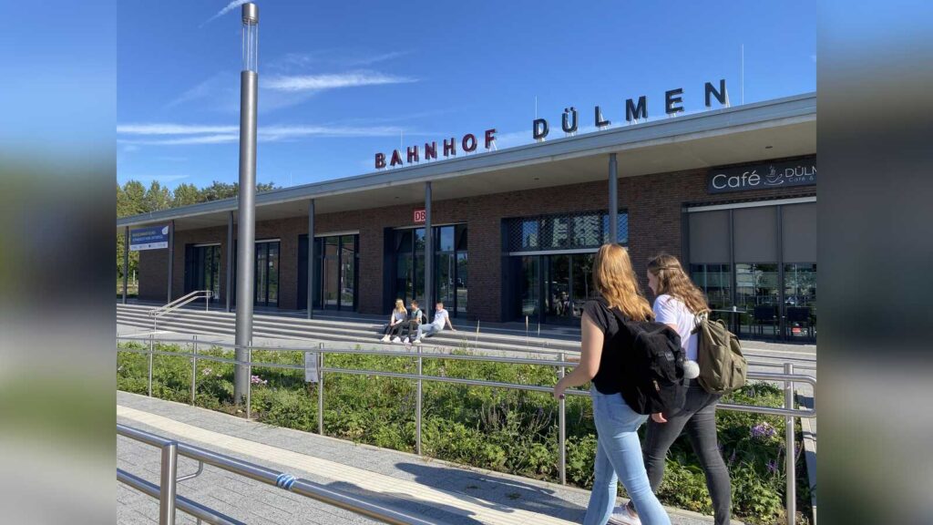 Fußgänger auf der Verbindung zwischen Bahnhof und Innenstadt in Dülmen