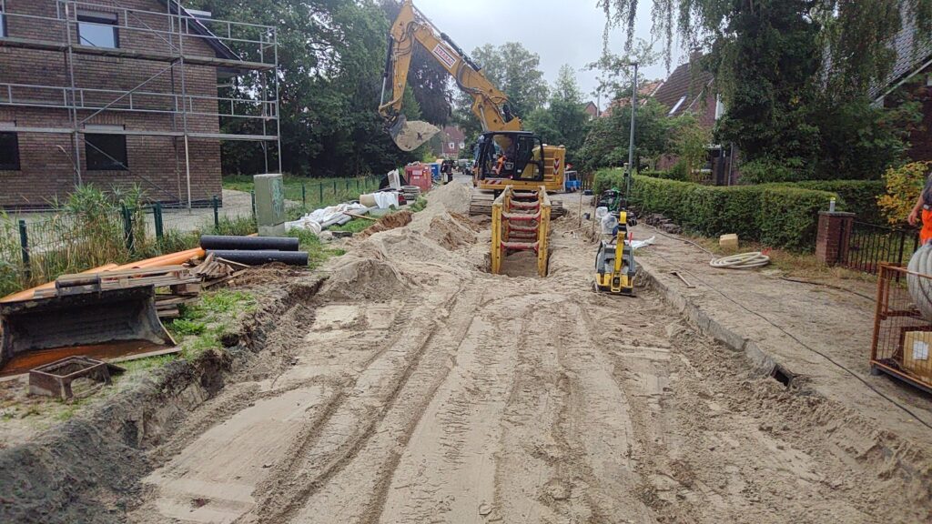 Baustelle zur Erneuerung der Schmutz- und Regenwasserkanalisation im Bauabschnitt 1.3 in der Glupe in Aurich